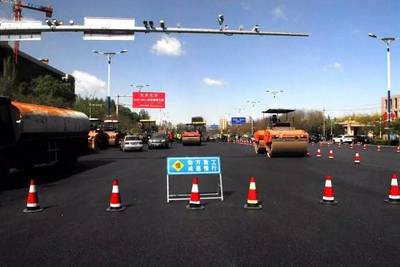 【出行】市政工程管理局在行动:改造机场高速路、敕勒川大街等16条破损严重的中心区道路后提示