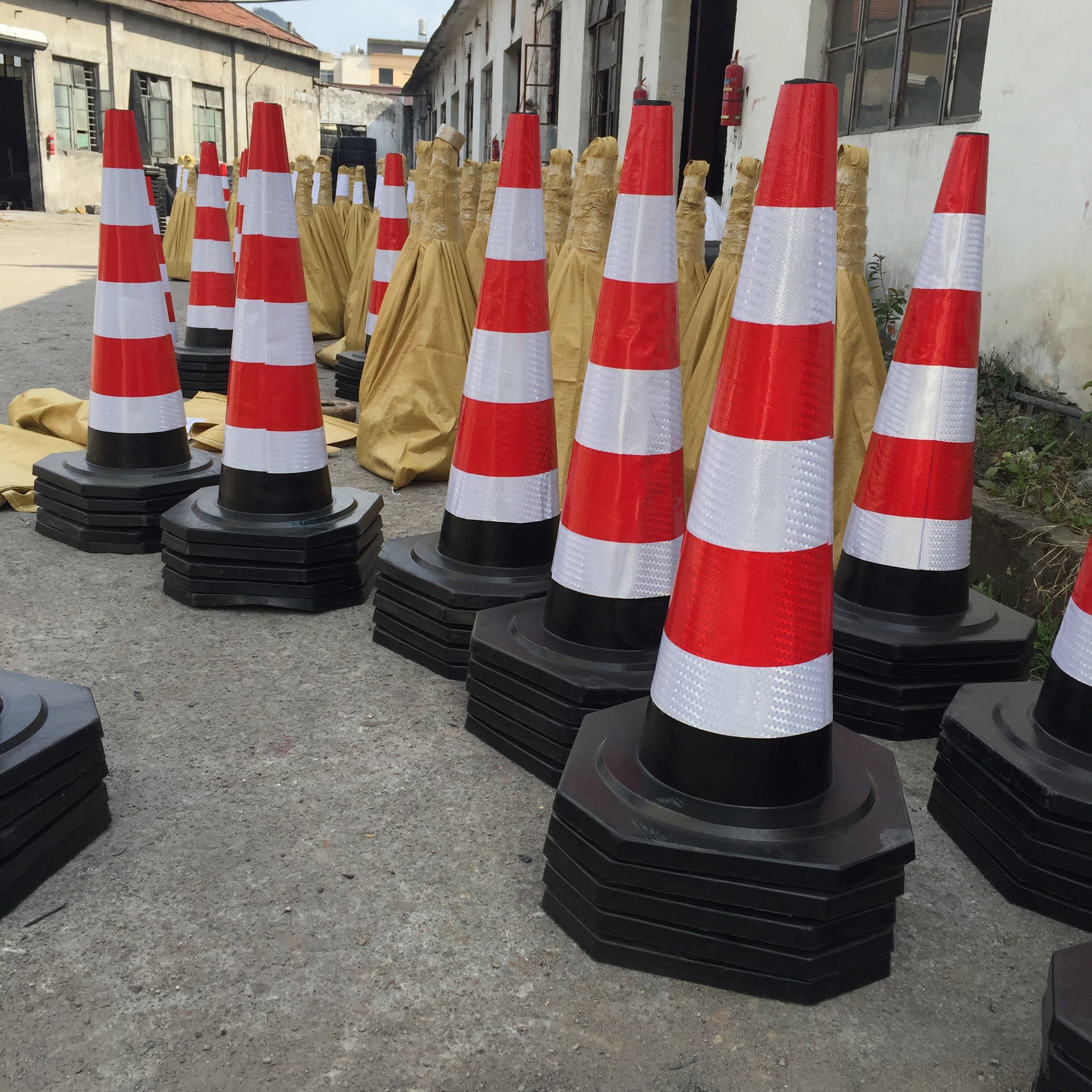 橡胶路锥_90高橡胶路锥批发 雪糕筒反光锥形桶 交通警示路障厂家直销