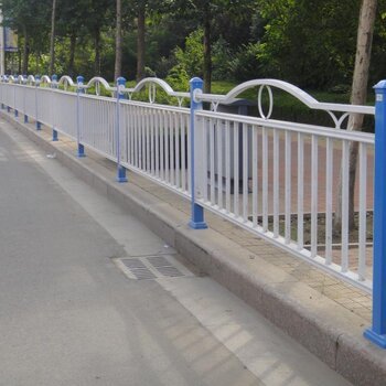 市政护栏选购指南 道路中央隔离栏与绿化带护栏价格优惠解析