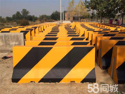 泥隔离墩道路防撞墩 水泥墩防撞隔离墩水马护栏